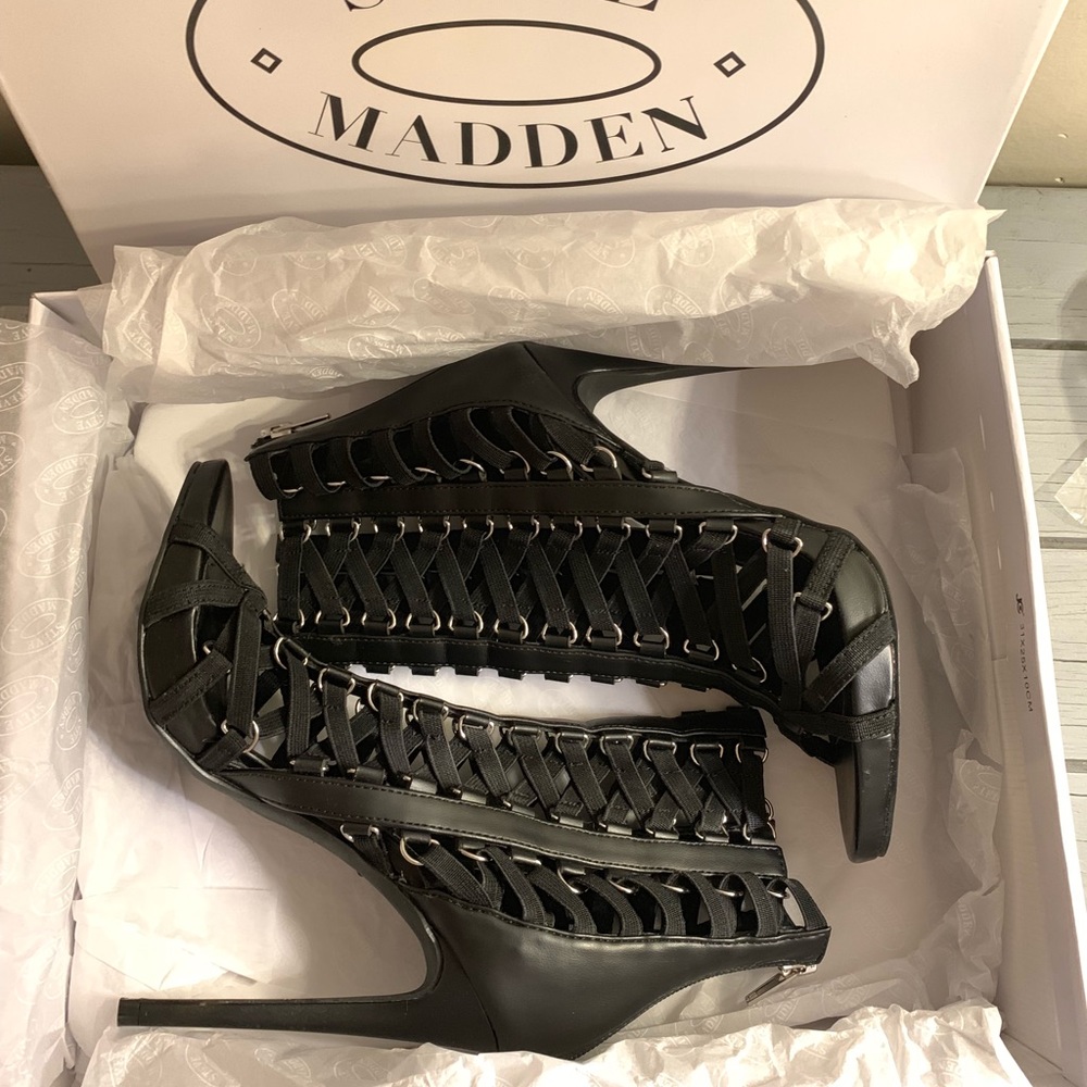 Steve Madden stretchable strapped sexy heels 🖤